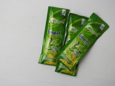 Bangalore, Karnataka / India-Aug 03 2020: Comfort Fabric Conditioner Anti Bakteriyel Yeşil R 'lerin Kapanışı. Beyaz arkaplanda 3 Sachet veya Pack izole edildi