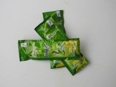 Bangalore, Karnataka / India-Aug 03 2020: Comfort Fabric Conditioner Anti Bakteriyel Yeşil R 'lerin Kapanışı. Beyaz arkaplanda 3 Sachet veya Pack izole edildi