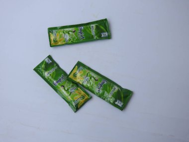 Bangalore, Karnataka / India-Aug 03 2020: Comfort Fabric Conditioner Anti Bakteriyel Yeşil R 'lerin Kapanışı. Beyaz arkaplanda 3 Sachet veya Pack izole edildi
