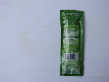 Bangalore, Karnataka / India-Aug 03 2020: Comfort Fabric Conditioner Anti Bakteriyel Yeşil R 'lerin Kapanışı. Beyaz arkaplanda 3 Sachet veya Pack izole edildi