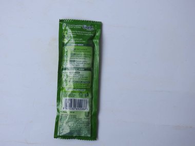 Bangalore, Karnataka / India-Aug 03 2020: Comfort Fabric Conditioner Anti Bakteriyel Yeşil R 'lerin Kapanışı. Beyaz arkaplanda 3 Sachet veya Pack izole edildi