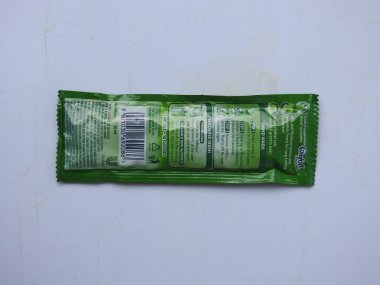 Bangalore, Karnataka / India-Aug 03 2020: Comfort Fabric Conditioner Anti Bakteriyel Yeşil R 'lerin Kapanışı. Beyaz arkaplanda 3 Sachet veya Pack izole edildi