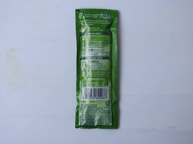 Bangalore, Karnataka / India-Aug 03 2020: Comfort Fabric Conditioner Anti Bakteriyel Yeşil R 'lerin Kapanışı. Beyaz arkaplanda 3 Sachet veya Pack izole edildi
