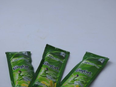 Bangalore, Karnataka / India-Aug 03 2020: Comfort Fabric Conditioner Anti Bakteriyel Yeşil R 'lerin Kapanışı. Beyaz arkaplanda 3 Sachet veya Pack izole edildi