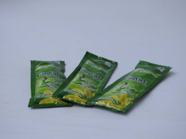 Bangalore, Karnataka / India-Aug 03 2020: Comfort Fabric Conditioner Anti Bakteriyel Yeşil R 'lerin Kapanışı. Beyaz arkaplanda 3 Sachet veya Pack izole edildi