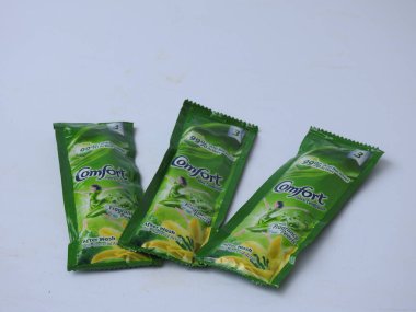 Bangalore, Karnataka / India-Aug 03 2020: Comfort Fabric Conditioner Anti Bakteriyel Yeşil R 'lerin Kapanışı. Beyaz arkaplanda 3 Sachet veya Pack izole edildi