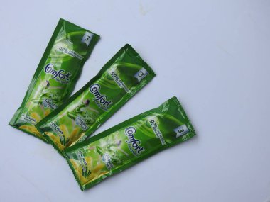 Bangalore, Karnataka / India-Aug 03 2020: Comfort Fabric Conditioner Anti Bakteriyel Yeşil R 'lerin Kapanışı. Beyaz arkaplanda 3 Sachet veya Pack izole edildi