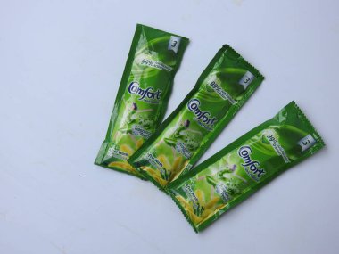 Bangalore, Karnataka / India-Aug 03 2020: Comfort Fabric Conditioner Anti Bakteriyel Yeşil R 'lerin Kapanışı. Beyaz arkaplanda 3 Sachet veya Pack izole edildi