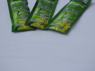 Bangalore, Karnataka / India-Aug 03 2020: Comfort Fabric Conditioner Anti Bakteriyel Yeşil R 'lerin Kapanışı. Beyaz arkaplanda 3 Sachet veya Pack izole edildi