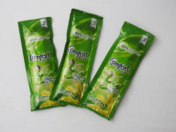 Bangalore, Karnataka / India-Aug 03 2020: Comfort Fabric Conditioner Anti Bakteriyel Yeşil R 'lerin Kapanışı. Beyaz arkaplanda 3 Sachet veya Pack izole edildi