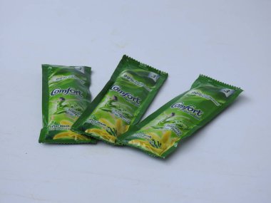 Bangalore, Karnataka / India-Aug 03 2020: Comfort Fabric Conditioner Anti Bakteriyel Yeşil R 'lerin Kapanışı. Beyaz arkaplanda 3 Sachet veya Pack izole edildi