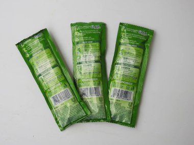 Bangalore, Karnataka / India-Aug 03 2020: Comfort Fabric Conditioner Anti Bakteriyel Yeşil R 'lerin Kapanışı. Beyaz arkaplanda 3 Sachet veya Pack izole edildi
