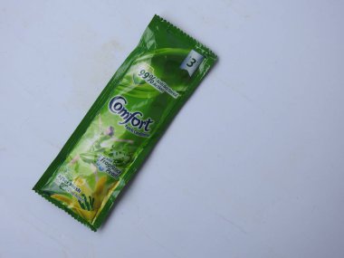 Bangalore, Karnataka / India-Aug 03 2020: Comfort Fabric Conditioner Anti Bakteriyel Yeşil R 'lerin Kapanışı. Beyaz arkaplanda 3 Sachet veya Pack izole edildi
