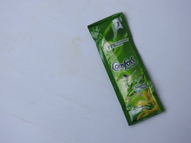 Bangalore, Karnataka / India-Aug 03 2020: Comfort Fabric Conditioner Anti Bakteriyel Yeşil R 'lerin Kapanışı. Beyaz arkaplanda 3 Sachet veya Pack izole edildi