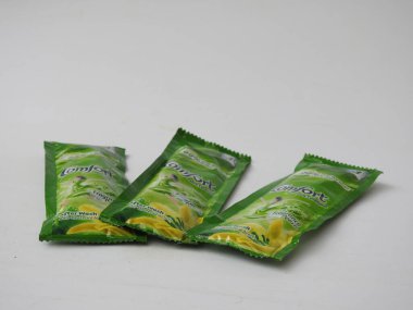 Bangalore, Karnataka / India-Aug 03 2020: Comfort Fabric Conditioner Anti Bakteriyel Yeşil R 'lerin Kapanışı. Beyaz arkaplanda 3 Sachet veya Pack izole edildi