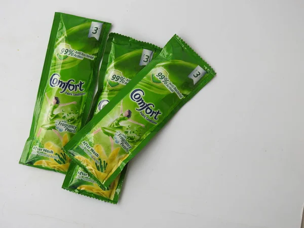 Bangalore, Karnataka / India-Aug 03 2020: Comfort Fabric Conditioner Anti Bakteriyel Yeşil R 'lerin Kapanışı. Beyaz arkaplanda 3 Sachet veya Pack izole edildi