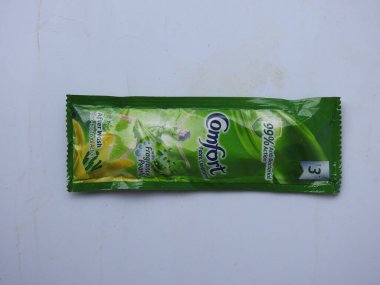 Bangalore, Karnataka / India-Aug 03 2020: Comfort Fabric Conditioner Anti Bakteriyel Yeşil R 'lerin Kapanışı. Beyaz arkaplanda 3 Sachet veya Pack izole edildi