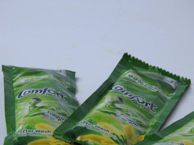 Bangalore, Karnataka / India-Aug 03 2020: Comfort Fabric Conditioner Anti Bakteriyel Yeşil R 'lerin Kapanışı. Beyaz arkaplanda 3 Sachet veya Pack izole edildi