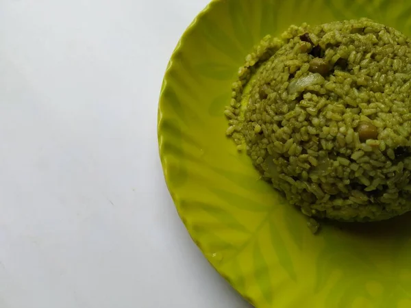 Nahaufnahme Von Palak Reishaufen Mit Stahllöffel Einem Grünen Farbteller Isoliert — Stockfoto
