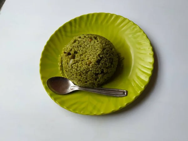 Nahaufnahme Von Palak Reishaufen Mit Stahllöffel Einem Grünen Farbteller Isoliert — Stockfoto