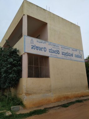 Bangalore, Karnataka / India-Aug 15-20: Hegganahalli Ana Yolu yakınlarındaki Devlet Okulu binasının güzel atmosferinin kapatılması