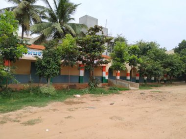 Bangalore, Karnataka / India-Aug 15-20: Hegganahalli Ana Yolu yakınlarındaki Devlet Okulu binasının güzel atmosferinin kapatılması