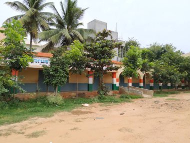 Bangalore, Karnataka / India-Aug 15-20: Hegganahalli Ana Yolu yakınlarındaki Devlet Okulu binasının güzel atmosferinin kapatılması