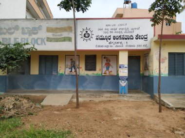 Bangalore, Karnataka / India-Aug 15-20: Hegganahalli Ana Yolu yakınlarındaki Devlet Okulu binasının güzel atmosferinin kapatılması