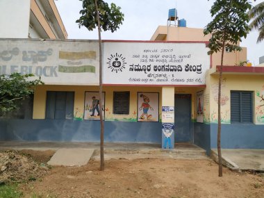 Bangalore, Karnataka / India-Aug 15-20: Hegganahalli Ana Yolu yakınlarındaki Devlet Okulu binasının güzel atmosferinin kapatılması