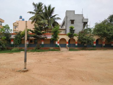 Bangalore, Karnataka / India-Aug 15-20: Hegganahalli Ana Yolu yakınlarındaki Devlet Okulu binasının güzel atmosferinin kapatılması
