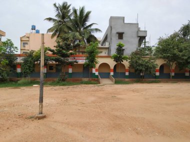 Bangalore, Karnataka / India-Aug 15-20: Hegganahalli Ana Yolu yakınlarındaki Devlet Okulu binasının güzel atmosferinin kapatılması