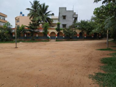 Bangalore, Karnataka / India-Aug 15-20: Hegganahalli Ana Yolu yakınlarındaki Devlet Okulu binasının güzel atmosferinin kapatılması
