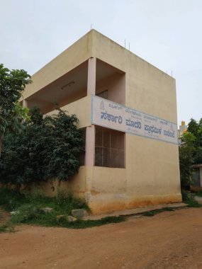 Bangalore, Karnataka / India-Aug 15-20: Hegganahalli Ana Yolu yakınlarındaki Devlet Okulu binasının güzel atmosferinin kapatılması