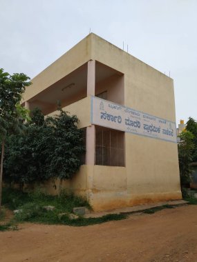 Bangalore, Karnataka / India-Aug 15-20: Hegganahalli Ana Yolu yakınlarındaki Devlet Okulu binasının güzel atmosferinin kapatılması