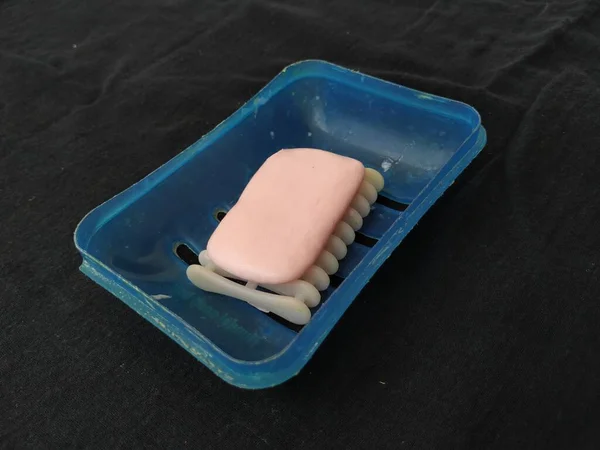 黑色背景下分离的粉红用肥皂 塑料肥皂夹持器和托盘的封堵 — 图库照片