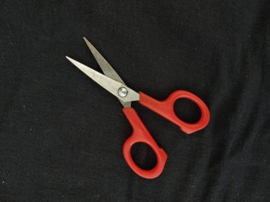 Çelik ve Kırmızı Renk 'in yakın plan Küçük Tek Makas' ı siyah zeminde izole edildi