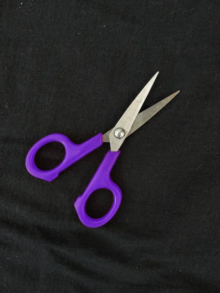 Крупный План Стали Фиолетового Цвета Маленькие Одиночные Ножницы Изолированы Черном — стоковое фото