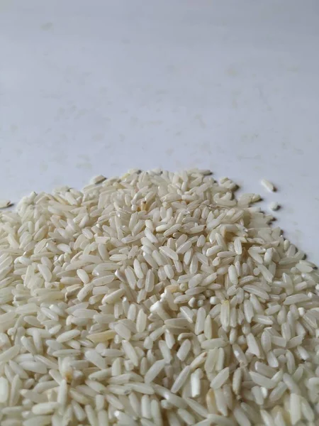 Detailní Záběr Bílou Rýži Haldy Kuchyně Izolované Bílém Pozadí — Stock fotografie