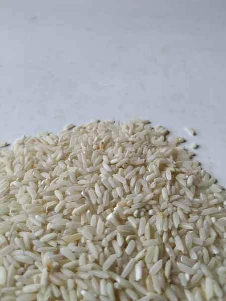 Closeup White Rice Heap Cozinha Isolada Fundo Branco — Fotografia de Stock