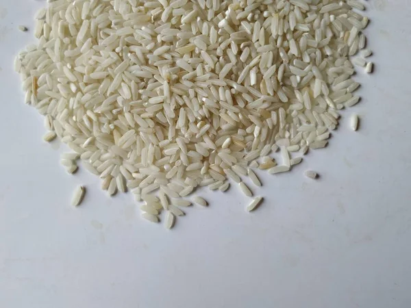 Κλείσιμο Του White Rice Heap Και Της Κουζίνας Που Απομονώνονται — Φωτογραφία Αρχείου