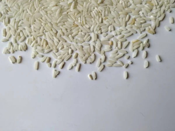 Κλείσιμο Του White Rice Heap Και Της Κουζίνας Που Απομονώνονται — Φωτογραφία Αρχείου