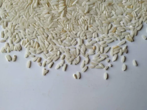 Κλείσιμο Του White Rice Heap Και Της Κουζίνας Που Απομονώνονται — Φωτογραφία Αρχείου