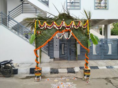 Bangalore, Karnataka / Hindistan-Aug 22, 2020: Geleneksel Hindistan Cevizi Yaprakları Chapra veya Çiçek Dekorasyonu 'nun Hindistan Evliliği sırasında Chappara' ya farklı açılı bakış açısı.