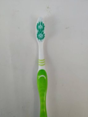 Bangalore, Karnataka / Hindistan-12 Şubat 2020: Yeni ve Kullanılmamış Yeşil Renklerin Kapanışı Oral-B Plastik diş fırçası beyaz bir arkaplanda izole edildi