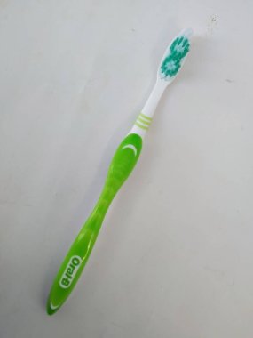 Bangalore, Karnataka / Hindistan-12 Şubat 2020: Yeni ve Kullanılmamış Yeşil Renklerin Kapanışı Oral-B Plastik diş fırçası beyaz bir arkaplanda izole edildi