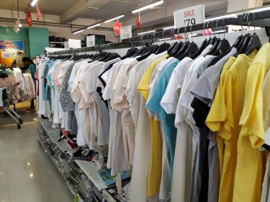 Bangalore, Karnataka / Hindistan-08-2020: Bir mağazada veya Vishal AVM 'de En İyi Kadın Giysileri ve Kostüm Satışı. Bir Tekstil Dükkanının İç Tasarımı