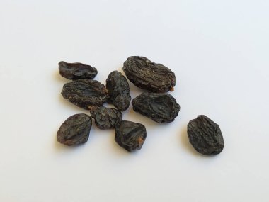 Beyaz arka planda izole edilmiş kuru üzümlü kuru üzüm meyvesi yakın plan. Beyaz üzerine izole edilmiş mavi kuru üzüm yığını.