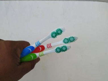 Bangalore, Karnataka / Hindistan-1202: Çok Renkli Oral-B Erkek Tutma Grubu diş fırçası beyaz bir arka planda izole edildi