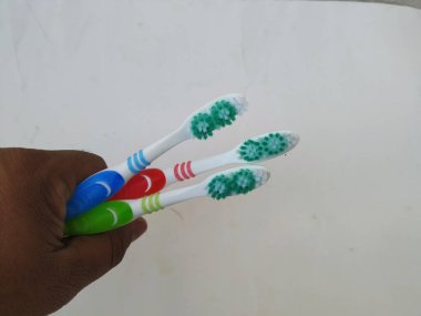 Bangalore, Karnataka / Hindistan-1202: Çok Renkli Oral-B Erkek Tutma Grubu diş fırçası beyaz bir arka planda izole edildi