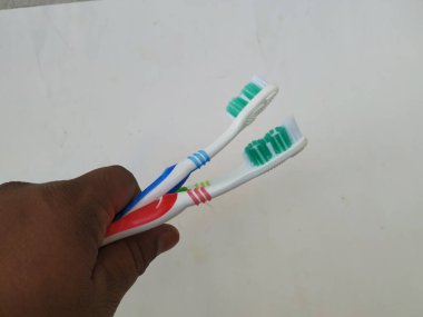 Bangalore, Karnataka / Hindistan-1202: Çok Renkli Oral-B Erkek Tutma Grubu diş fırçası beyaz bir arka planda izole edildi